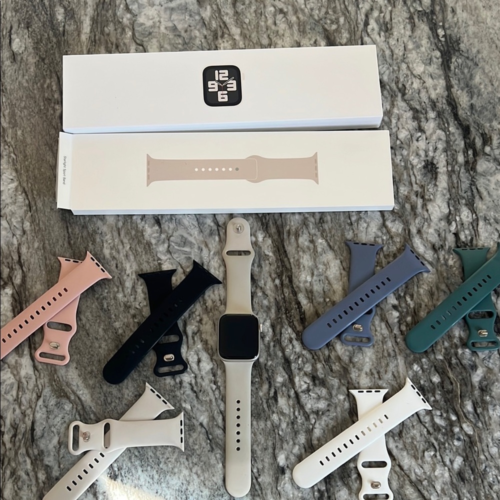 Apple Watch SE Starlight Aluminum 44mm
Charging cable and extra bands included